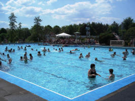 Heimatverein Warendorf: Das Warendorfer Freibad - großzügig und schön gelegen im Emsseepark