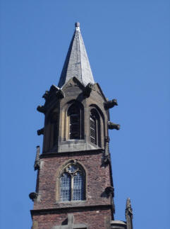 8 Wasserspeier zieren den Turm