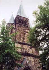 Der wuchtige Turm der Laurentiuskirche